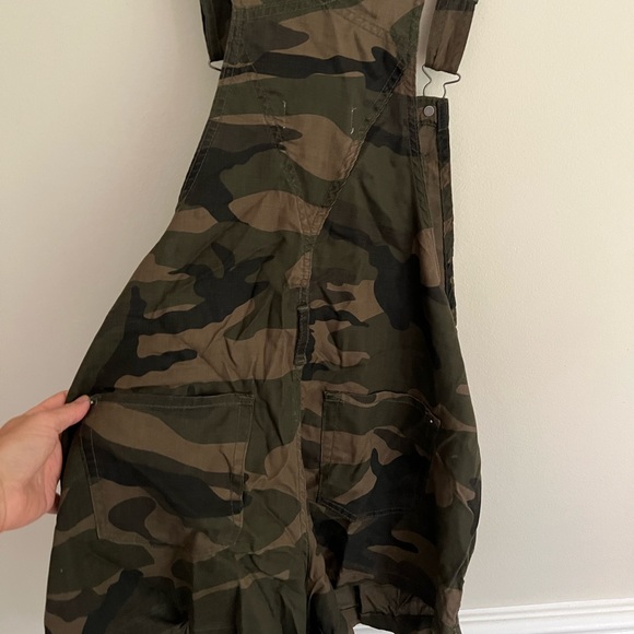 Aritzia camo short overalls XS - Picture 4 of 5